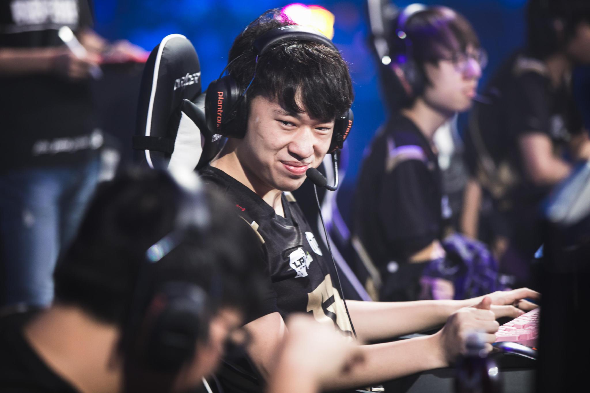 V5险胜RNG，Xiaohu完成史诗逆转顶尖较量半决赛，成为赛场最大亮点