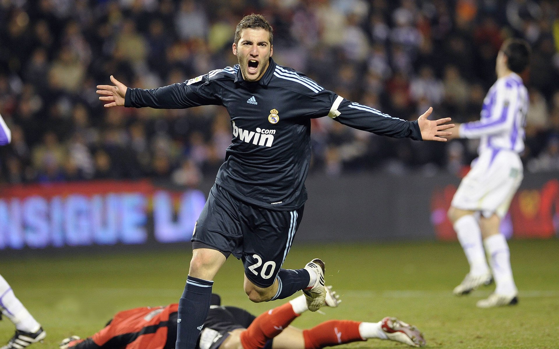 当足球场上的黑马遇上篮球场上的传奇，竞技体育的宿命与逆袭